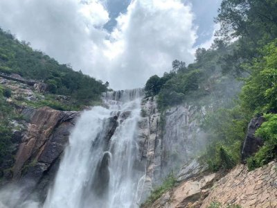 Meet in May for a one-day tour of Tiantai Mountain waterfall and Chicheng mountain